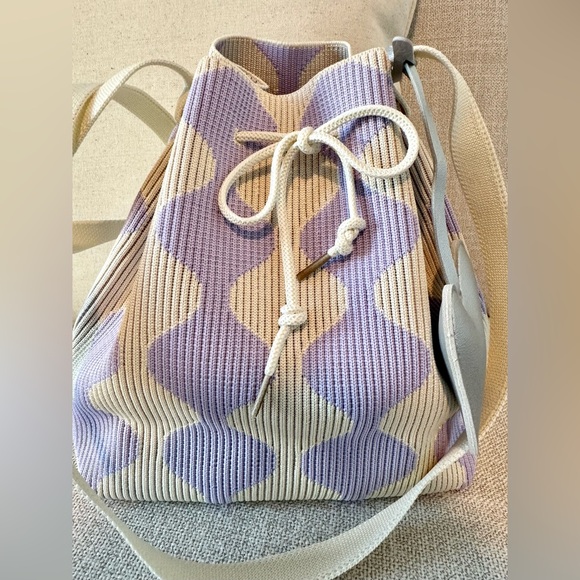 New 70s Vibe Purple & Cream Bucket Bag Handbag Purse w/ Heart Purse Charm - Picture 4 of 9